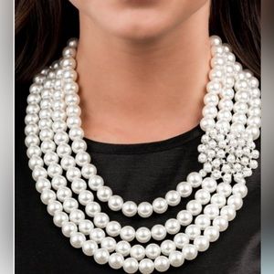 Romantic Zi collection necklace with earrings